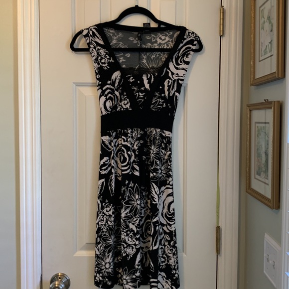 🌺 2 for $23🌺 Black and White Floral Sleeveless Mini Dress - Picture 3 of 9